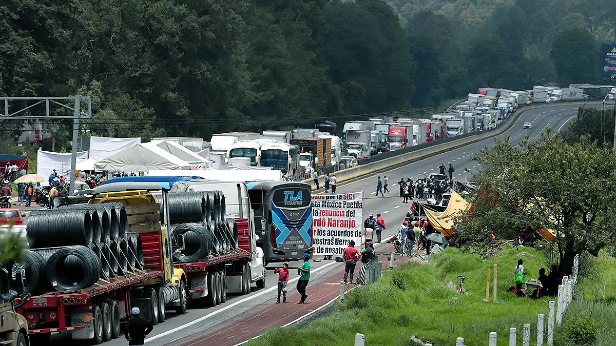 Más de 30 horas de bloqueo en la México-Puebla